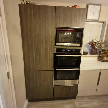 Contemporary 2bdr House With Parking In *