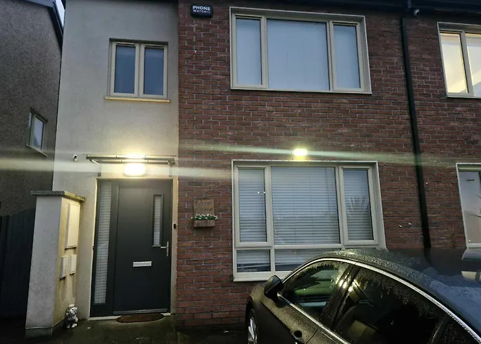 Vakantiehuis Contemporary 2bdr House With Parking In *